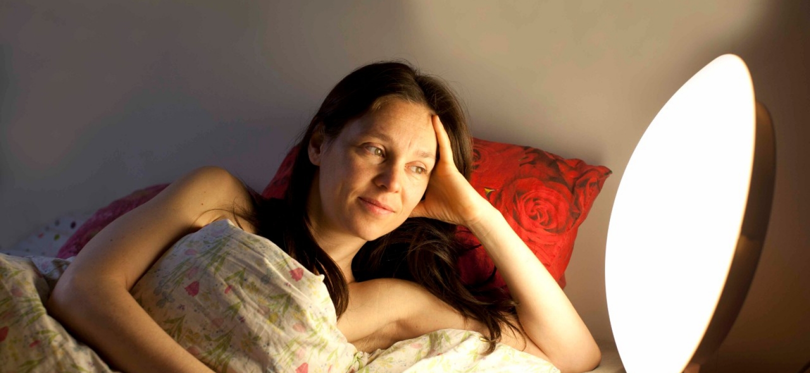 Frau macht Lichttherapie