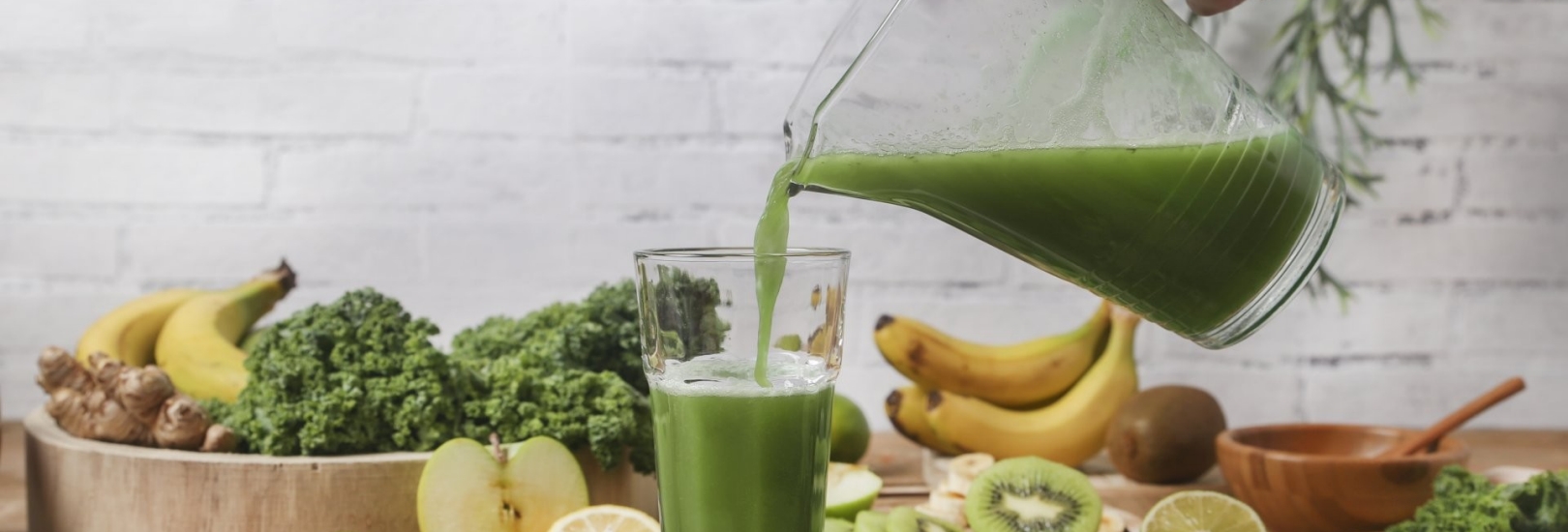 smoothie-aus-verschiedenen-früchten