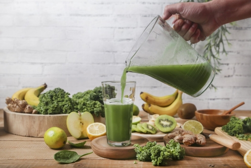 smoothie-aus-verschiedenen-früchten
