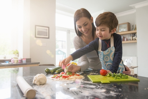 frau-und-kind-kochen