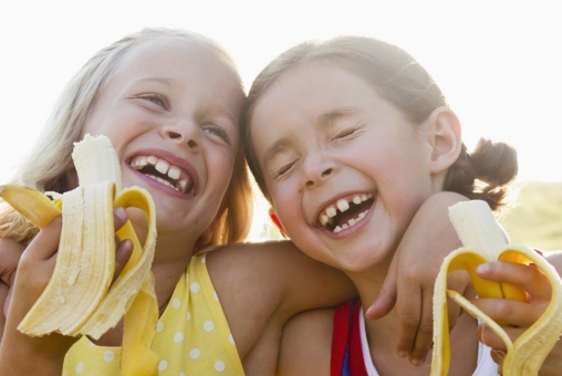 Mädchen essen Bananen
