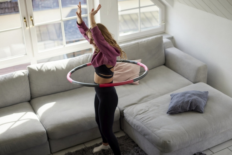 Frau mit hula hoop