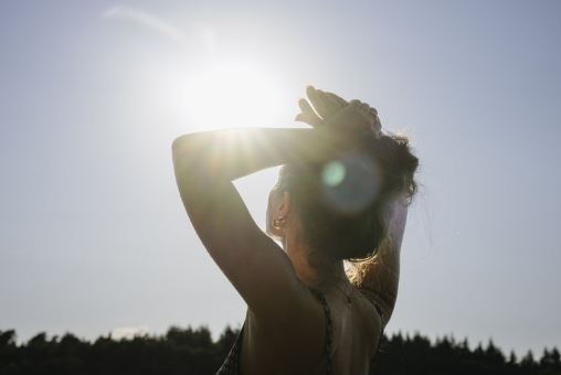 Frau in der Sonne