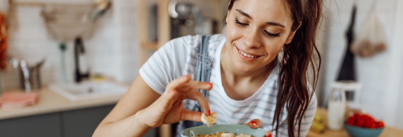 Frau isst Müsli