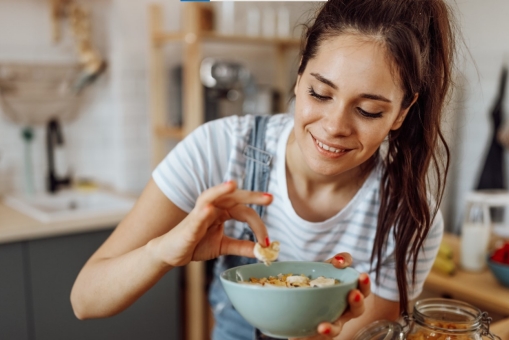 Frau isst Müsli