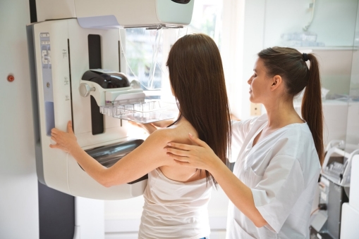 Krankenschwester untersucht Patientin