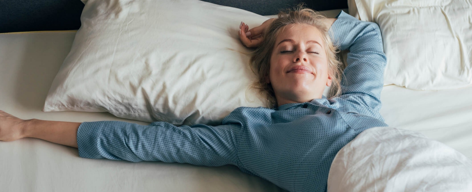 Frau liegt im Bett