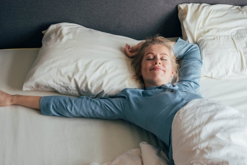 Frau liegt im Bett