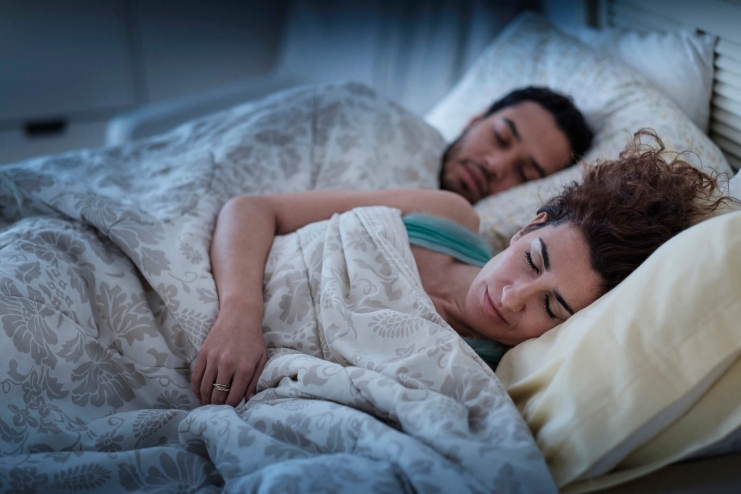 Paar schläft im Bett