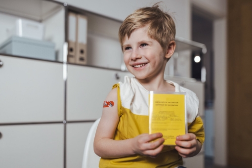Kind hält ein Buch