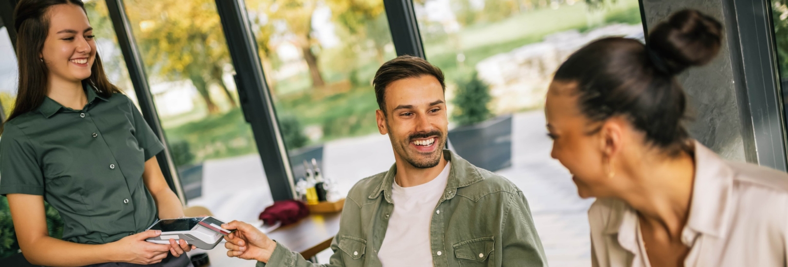 Mann bezahlt im Restaurant
