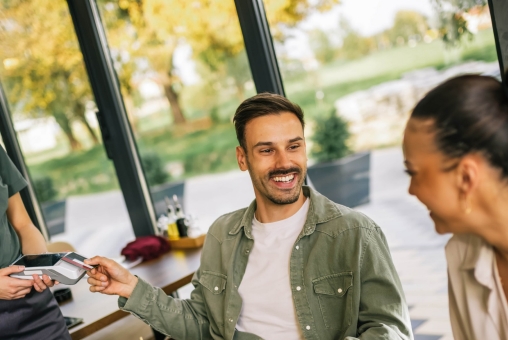Mann bezahlt im Restaurant