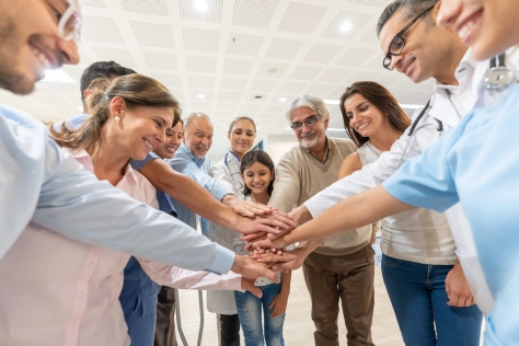 Patienten und an der Gesundheitsversorgung Beteiligte arbeiten zusammen