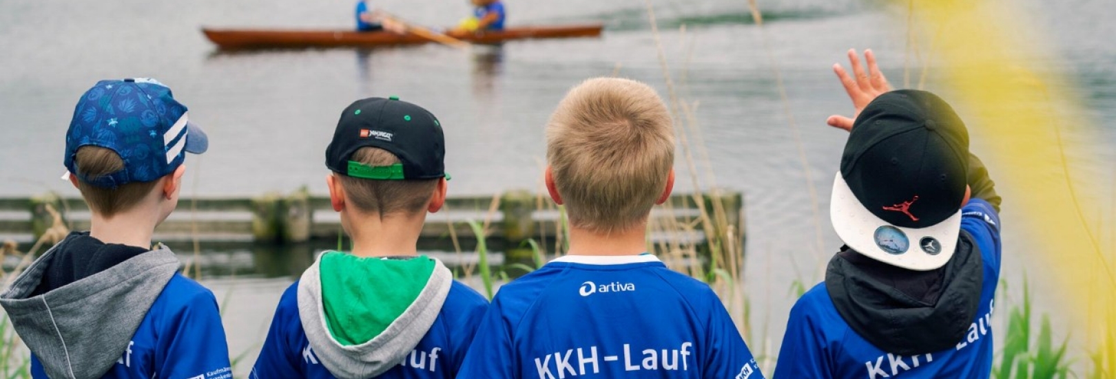 Kinder am Flussufer