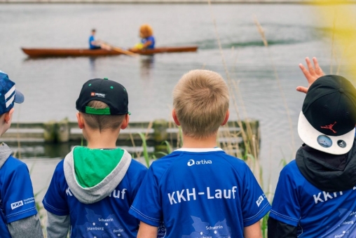 Kinder am Flussufer