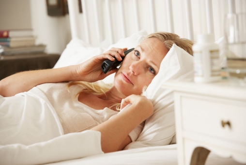Kranke Frau im Bett